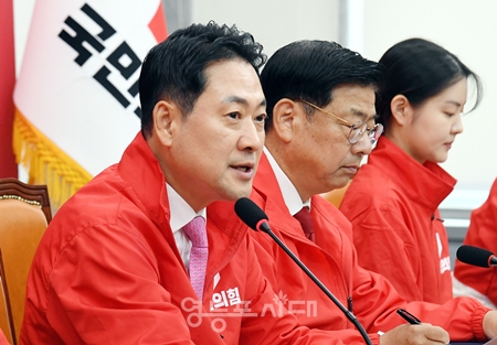 ▲장동혁 대표(왼쪽)가 6월 3일 국회에서 열린 중앙선거대책위원회의 모두 발언에서 이재명 대통령을 강하게 비판하고 있다. 