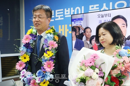 ▲6·3지방선거에서 최웅식 국민의힘 후보를 누르고 영등포구청장에 당선된 조유진 민주당 후보가 지지자들로부터 받은 당선 축하 꽃다발을 목에 걸고 당선 소감을 밝히고 있다.ⓒ조유진 후보 캠프 제공