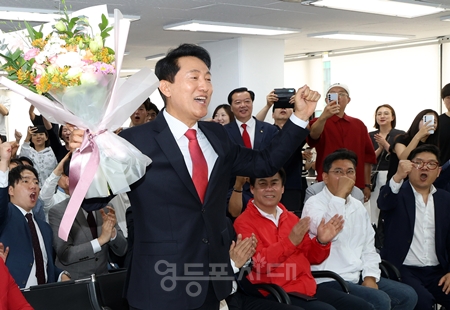 ▲오세훈 서울시장 당선인이 선거캠프(개표상황실)에서 당선 인사와 함께 축하의 꽃다발을 받고 자세를 취하고 있다. ⓒ영등포시대
