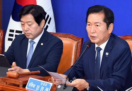 ▲정청래 민주당 대표(오른쪽)가 19일 국회에서 열린 최고위원회의 모두발언에서 이재명 대통령을 극찬하고 있다. ⓒ영등포시대