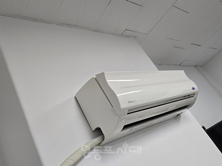 ▲한 사무실에 걸려있는 벽걸이형 에어컨 ⓒ영등포시대 