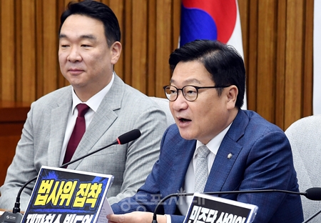 ▲정점식 국민의힘 원내대표(오른쪽)가 30일 국회에서 열린 원내대책회의 모두발언에서 “법사위 정상화”를 강조하고 있다. ⓒ영등포시대 