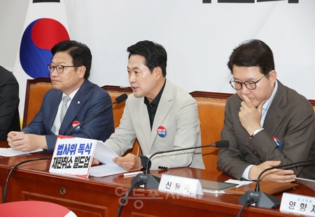 ▲장동혁 대표(가운데)가 7월 9일 국회에서 열린 최고위원회의 모두 발언에서 “이재명 대통령은 손흥민 선수까지 들먹이면서 국민을 증시로 몰아넣었다.”라고 주장하며 강하게 비판하고 있다. ⓒ영등포시대