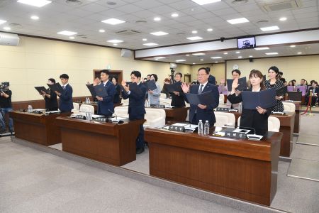 의원들이 구민의 대변자로 책무를 다할 것을 다짐하는 선서를 하고 있다.(@영등포구의회)