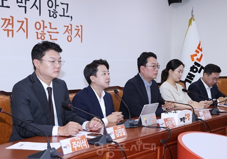 ▲이준석 개혁신당 대표(왼쪽에서 두 번째)가 13일 국회에서 열린 최고위원회의 모두 발언에서 “12·3 계엄으로 인한 상처는 누구의 정치적 자양분도 될 수 없다”라고 강조하고 있다. ⓒ영등포시대