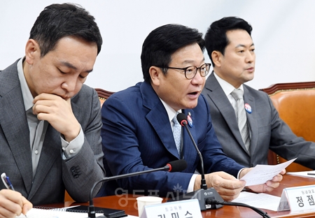 ▲정점식 원내대표(가운데)가 13일 국회에서 열린 최고위원회의 모두발언에서 “검찰이든 경찰이든 충분한 견제를 받지 않으면 그 피해는 결국 국민에게 돌아간다”라며 보완수사권 폐지에 대한 문제점을 강조하고 있다.ⓒ영등포시대