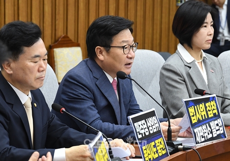 ▲정점식 국민의힘 원내대표(가운데)가 14일 국회에서 열린 원내대책회의 모두발언에서 원구성과 관련해 “무의미한 시간 끌기로 여야 간에 협상이 존재하는 것처럼 국민을 속이지 말라”라고 목소리를 높이고 있다. ⓒ영등포시대