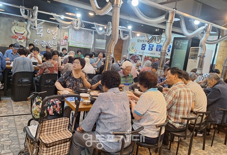 ▲영등포구 당산2동 지역사회보장협의체가 7월 14일 초복을 맞아 지역 내 취약계층 어르신 100여 명을 당산2동의 한 음식점으로 초청해 보양식인 꼬리곰탕을 대접하고 있다. ⓒ영등포시대