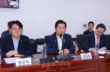▲16일, 토론회에 참석한 정청래 전 민주당 대표(가운데)가 “보완수사권은 전면 폐지하고, 다른 방법으로 여러 문제를 해결해야 한다”라고 강조하고 있다.ⓒ영등포시대