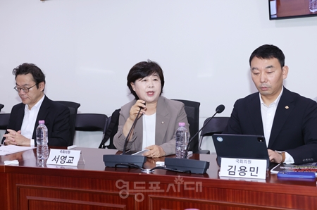 ▲서영교 법사위원장(가운데)가 “검찰 개혁은 이제 마무리해야 한다”라며 보완수사권 폐지에 힘을 싣고 있다.ⓒ영등포시대