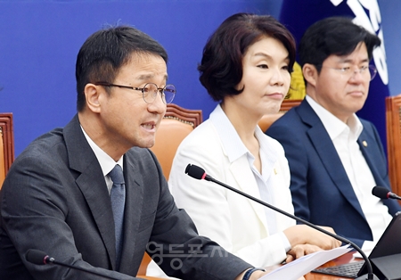 ▲한병도 원내대표(왼쪽)가 7월 16일 국회에서 열린 정책조정회의 모두 발언에서 국민의힘을 향해 “즉시 국회로 돌아와 원 구성을 마무리하고 민생 법안 처리에 협조하라”라고 경고하고 있다. ⓒ영등포시대 