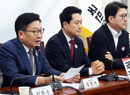 ▲정점식 국민의힘 원내대표(왼쪽)가 16일 국회에서 열린 최고위원회의 모두발언에서 “국민의힘이 전날 보완수사권 존치를 골자로 한 ‘범죄피해자 보호 3법’을 당론으로 발의했다”라고 밝히고 있다. ⓒ영등포시대 