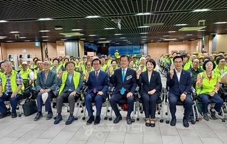 ▲‘2026년 어르신 주차질서안내활동사업 직무교육’ 관계자들이 기념사진을 찍고 있다. ⓒ대한노인회 영등포구지회