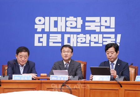 ▲한병도 민주당 당대표 직무대행 겸 원내대표(가운데)가 20일, 특검법 개정안 처리 의지를 분명히 밝히고 있다. ⓒ영등포시대 