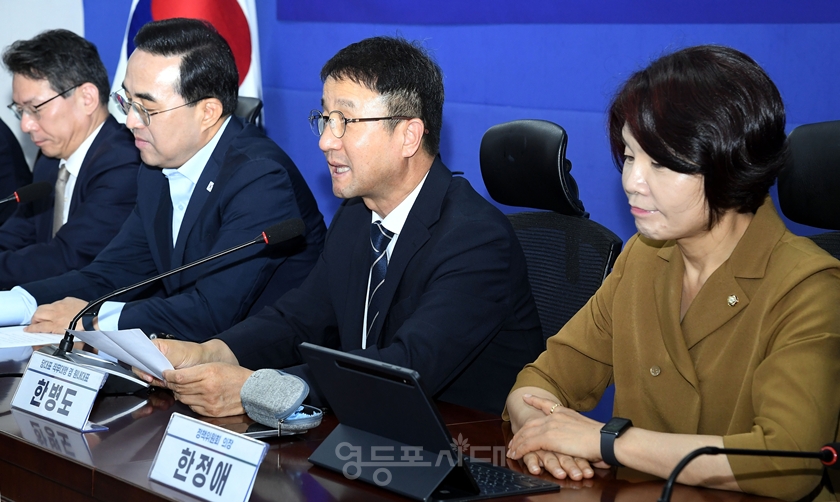 ▲한병도 당대표 직무대행 겸 원내대표(오른쪽에서 두 번째)가 인사말을 통해 “2027년도 예산안은 이재명 정부가 예산 편성 전 과정을 온전히 주관하는 첫 번째 예산안”이라고 강조하고 있다. ⓒ영등포시대