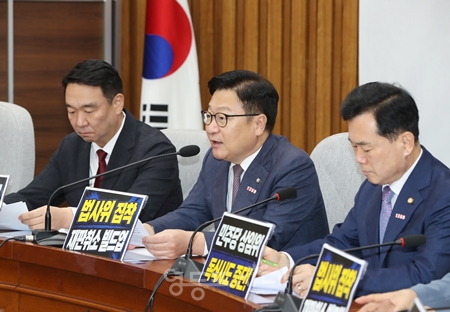 ▲정점식 원내대표(가운데)가 21일 국회에서 열린 원내대책회의 모두발언에서 이재명 대통령 부주의 아파트 매매 방식에 대해 “기상천외하다”라며 강하게 비판하고 있다.ⓒ영등포시대