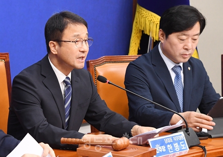 ▲한병도 당대표 직무대행(왼쪽)이 22일 국회에서 열린 최고위원회의 모두 발언에서 “검찰 개혁의 완수”를 강조하고 있다. ⓒ영등포시대 