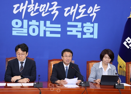▲한병도 원내대표(가운데)가 7월 23일 국회에서 열린 정책조정회의 모두발언에서 “드디어 후반기 국회 원 구성이 마무리된다”라며 “일하는 국회를 제대로 만들겠다”라고 강조하고 있다. ⓒ영등포시대