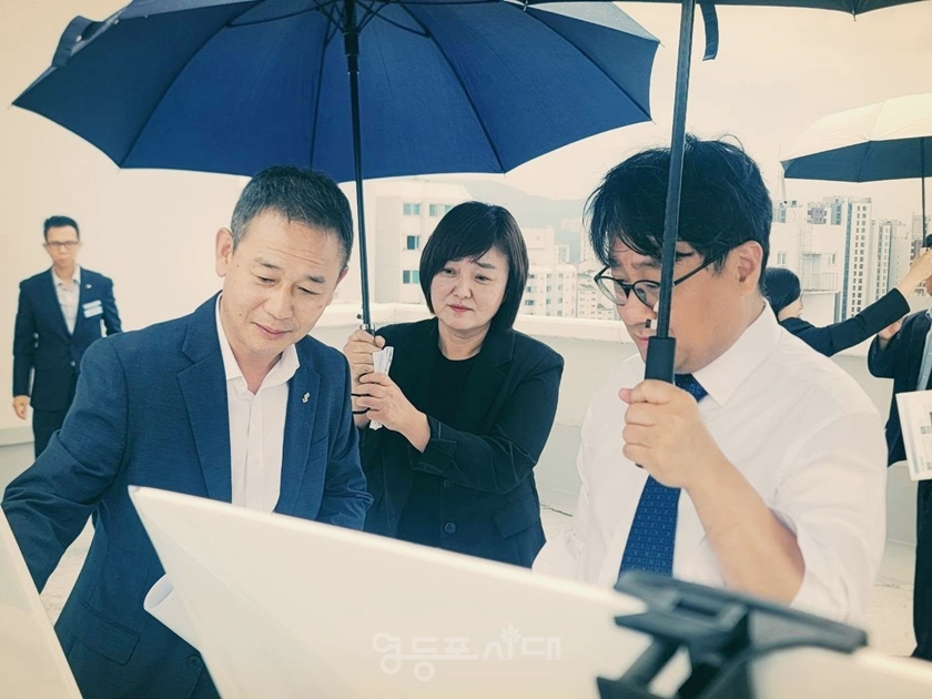 ▲이성훈 LH 사장(오른쪽)과 김명희 신길2지구 위원장이 관계자의 설명을 듣고 있다. ⓒ김명희 위원장 페이스북 갈무리