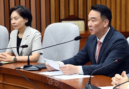▲정희용 사무총장(오른쪽)이 24일 열린 원내대책회의에서 “항의와 물리적 행위는 분명히 구분되어야 한다”라며 상임위 배정에 불만을 품고 폭력를 행사한 의원들에게 경고하고 있다. ⓒ영등포시대