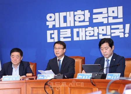 ▲한병도 당대표 직무대행(가운데)이 7월 24일 국회에서 열린 최고위원회의 모두발언에서 “품격 있는 전당대회가 될 수 있도록 경쟁해 달라”라고 당부하고 있다. ⓒ영등포시대