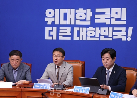 ▲한병도 당대표 직무대행(가운데)이 7월 27일 국회에서 열린 최고위원회의 모두발언에서 이번 주 형사소송법 개정안을 처리하겠다는 뜻을 분명하게 밝히고 있다. ⓒ영등포시대