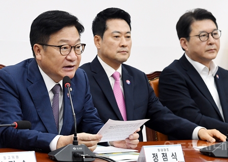 ▲정점식 원내대표(왼쪽)가 7월 27일 국회에서 열린 최고위원회의 모두발언에서 이재명 정부의 국정운영 방식에 대해 강하게 비판하고 있다. ⓒ영등포시대 