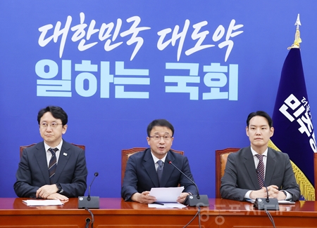 ▲한병도 원내대표(가운데)가 7월 28일 국회에서 열린 원내대책회의 모두발언에 “국민의 권익과 피해자의 인권 보호에 집중해 국민이 신뢰할 수 있는 새로운 형사사법체계를 완성하겠다”라고 강조하고 있다. ⓒ영등포시대