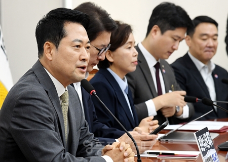 ▲장동혁 국민의힘 대표(왼쪽)가 7월 30일 국회에서 열린 최고위원회의 모두 발언에서 이재명 대통령을 향해 “‘연임은 없다’ 이 다섯 글자만 말하라”라고 촉구하고 있다. ⓒ영등포시대