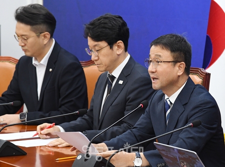 ▲한병도 원내대표가 7월 30일 국회에서 열린 정책조정회의 모두발언에서 형사소송법 개정안에 대해 “피해자를 보호할 장치를 더욱 촘촘하고 강하게 마련했다”라고 밝히고 있다. ⓒ영등포시대 