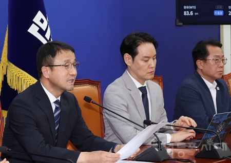 ▲한병도 원내대표(왼쪽)가 7월 31일 국회에서 현안 기자 간담회를 열고 민주당 몫 특별감찰관 후보로 “최길수 변호사를 추천한다”라고 밝히고 있다. ⓒ영등포시대