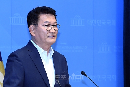 ▲송영길 민주당 대표 후보가 5일 국회 소통관에서 기자회견을 열고 “조희대 대법원장 탄핵을 추진하겠다”라고 밝히고 있다. ⓒ영등포시대 