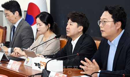 ▲이준석 대표(오른쪽에서 두 번째)가 8월 6일 국회에서 열린 최고위원회의 모두발언에서 3일 정부가 발표한 세제 개편안에 대해 강하게 비판하고 있다. ⓒ영등포시대