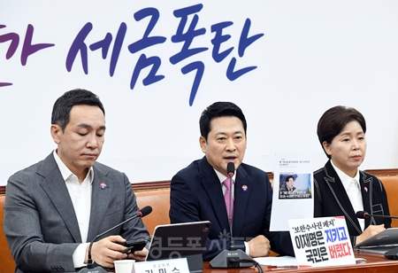 ▲장동혁 대표(가운데)가 이재명 대통령의 “형사소송법 조문을 잘 안 읽어봤다?” 발언에 대해 강하게 비판하고 있다. ⓒ영등포시대 