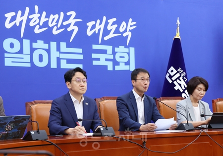 ▲한병도 원내대표(가운데)가 8월 10일 국회에서 열린 원내대책회의에서 국민의힘에 민생 법안 처리를 위한 협조를 당부하고 있다. ⓒ영등포시대 시대