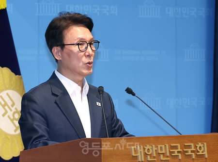 ▲김민석 민주당 당대표 후보가 8월 10일 오후 국회 소통관에서 기자회견을 열고 “100% 투표로 당원주권의 새 역사를 선도해 달라”고 지지를 호소하고 있다. ⓒ영등포시대 