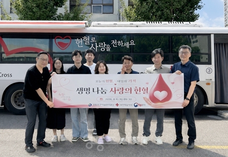  ▲영등포구시설관리공단 관계자들이 생명 나눔 사랑의 헌혈 행사 개최하고 기념 촬영을 하고 있다. ⓒ영등포구시설관리공단 
