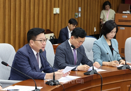 ▲정점식 원내대표(왼쪽)가 8월 11일 국회에서 원내대책회의 모두 발언에서 정부를 향해 “지방의 악성 미분양 해소 대책도 신속히 마련할 것”을 촉구하고 있다. ⓒ영등포시대