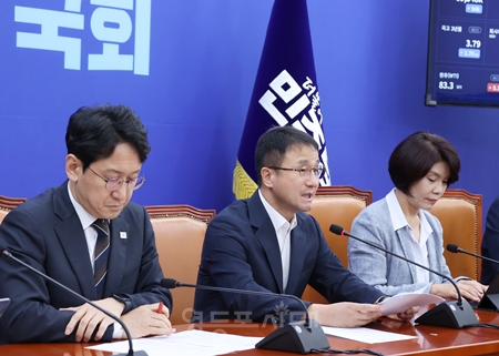 ▲한병도 원내대표(가운데)가 8월 13일 국회에서 열린 정책조정회의 모두발언에서 “국민의힘은 국민께 성과로 답하는 일하는 국회에 동참하길 바란다”라고 촉구하고 있다. ⓒ영등포시대