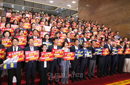 ▲민주당은 8월 13일 국회 본관 로텐더홀에서 ‘민생 입법 방해·5·18 역사 왜곡’ 국민의힘 규탄대회를 열고 국민의힘과 이진숙 의원을 강하게 비판하고 있다. ⓒ영등포시대 
