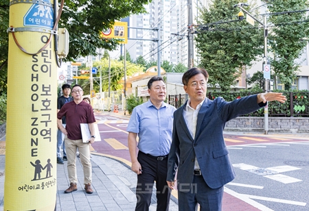 ▲조유진 영등포구청장이 선유중학교 앞 보도를 점검하고 있다. ⓒ영등포구