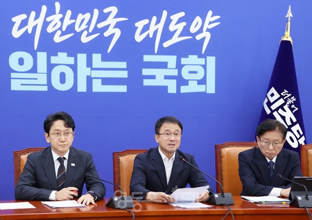 ▲한병도 원내대표(가운데)가 20일 국회에서 열린 정책조종회의 모두발언에서 “민주당은 청년, 신혼부부 등 미래 세대를 위한 주택 공급을 최우선 순위에 두겠다”라고 밝히고 있다. ⓒ영등포시대