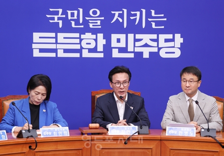 ▲김민석 대표(가운데)가 8월 24일 국회에서 열린 최고위원회의 모두 발언에서 부동산 정책, 정당간의 소통, 전당대회에서 불거진 문제점에 대한 대응책을 발표하고 있다. ⓒ영등포시대
