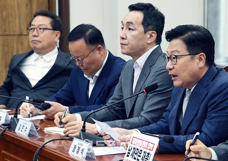 ▲정점식 국민의힘 원내대표(오른쪽)가 8월 24일 국회에서 열린 최고위원회의 모두 발언에서 “민주당의 조희대 대법관 탄핵 거론은 이재명 대통령 공직선거법 파기환송에 대한 정치보복이다”라고 강하게 비판하고 있다. ⓒ영등포시대