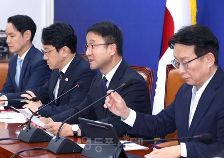 ▲한병도 원내대표(오른쪽에서 두 번째)가 8월 25일 국회에서 열린 원내대책회의 모두 발언에서 “국민의 신뢰를 얻지 못하는 경찰은 존재 이유가 없다”라며 경찰의 근본적인 쇄신안 마련을 촉구하고 있다. ⓒ영등포시대 