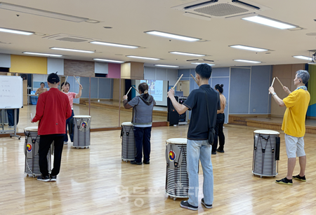 ▲40~50대 중장년들이 난타활동 프로그램 ‘두드림’에 참여하고 있다. ⓒ신길종합사회복지관