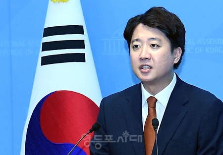 ▲이준석 대표가 8월 26일 국회 소통관에서 기자회견을 열고 “오늘 개혁신당 대표직에서 물러난다”고 사퇴를 선언하고 있다. ⓒ영등포시대