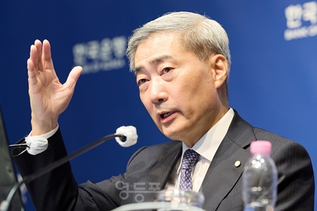 ▲신현송 한국은행 총재가 금리 인상 배경을 밝히고 있다. ⓒ한국은행