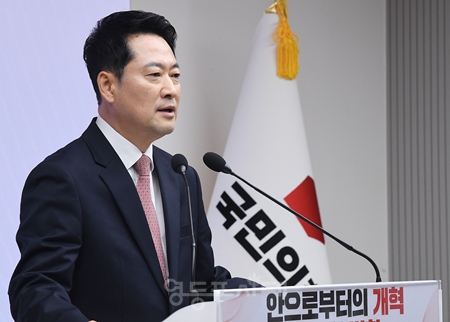 ▲장동혁 국민의힘 대표가 8월 26일 여의도 당사에서 취임 1주년 기자회견을 열고 “안으로부터 개혁하고 완전한 변화를 이끌겠다”라고 강조하고 있다. ⓒ영등포시대 
