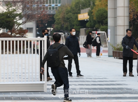 ▲2026년도 수능을 위해 여의도고등학교로 뛰어 들어가고 있다./영등포시대db